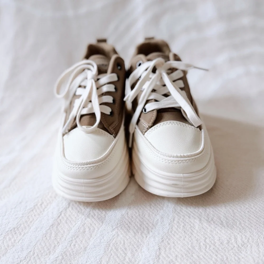 Stylish White and Tan Platform Sneakers - Picture 4 of 4